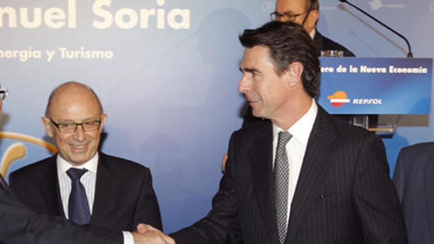 José Manuel Soria saluda a Antonio Brufau (i) en presencia de Cristóbal Montoro en una imagen de archivo. | la provincia / dlp