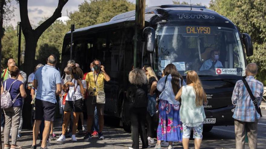 Decenas de cruceristas llegan al centro de València.  | G. CABALLERO