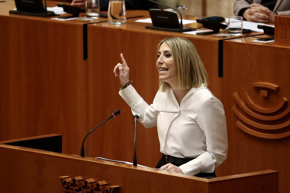 La candidata del PP a la presidencia de la Junta, María Guardiola, durante el discurso del debate de investidura.