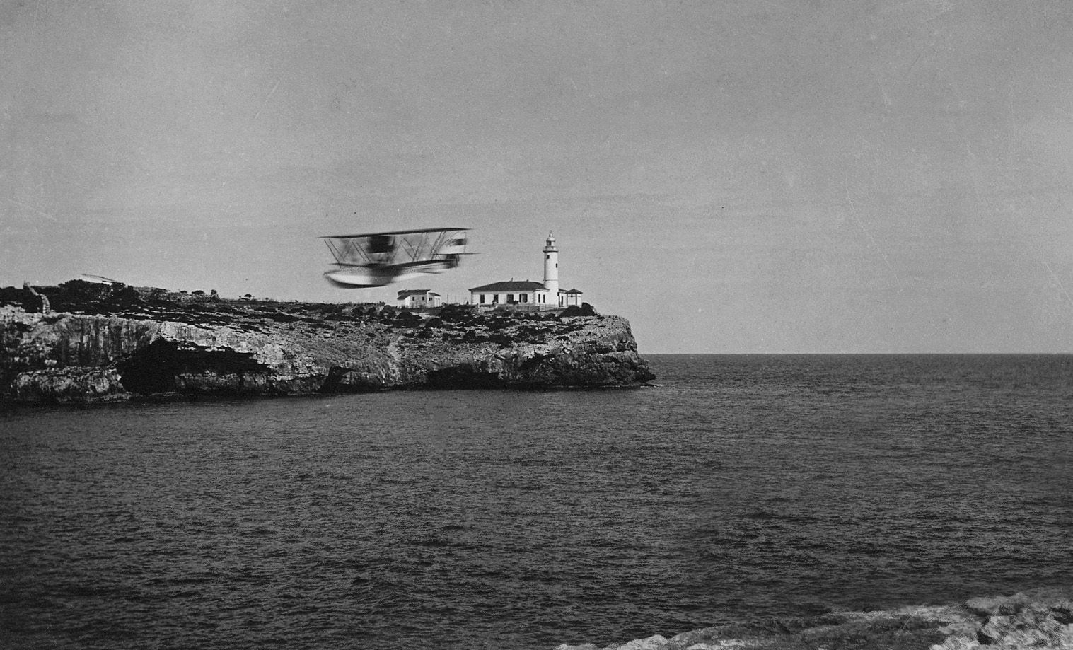 Un hidroavión sobrevuela sa Punta de Portocolom en los años 20.
