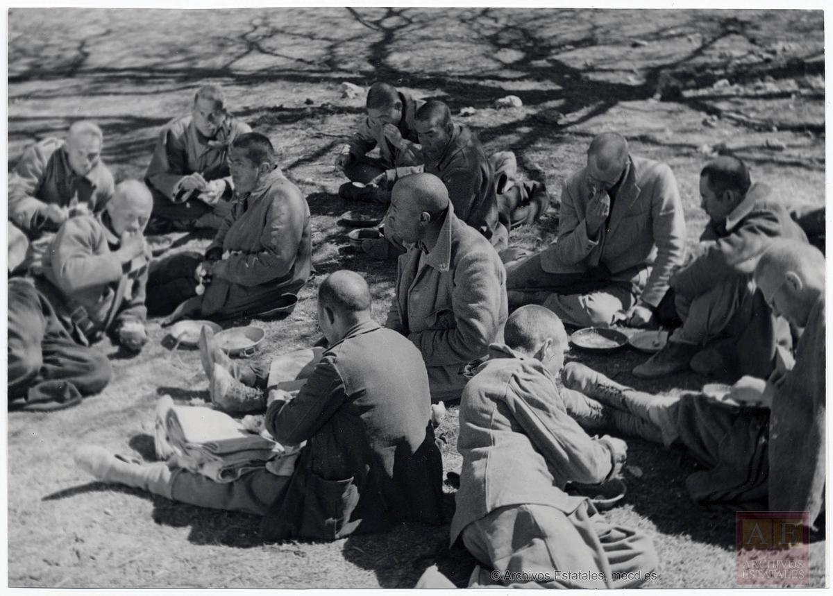 Presos represaliados en uno de los campos de concentración de Franco, en San Pedro de Cardeña (Burgos).