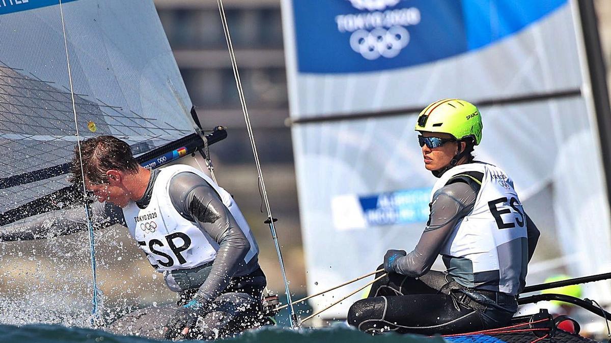 La regatista de Arguineguín Tara Pacheco, junto a Florian Trittel Paul, ayer, durante la prueba de la Nacra 17.  | | OLIVIER HOSLET