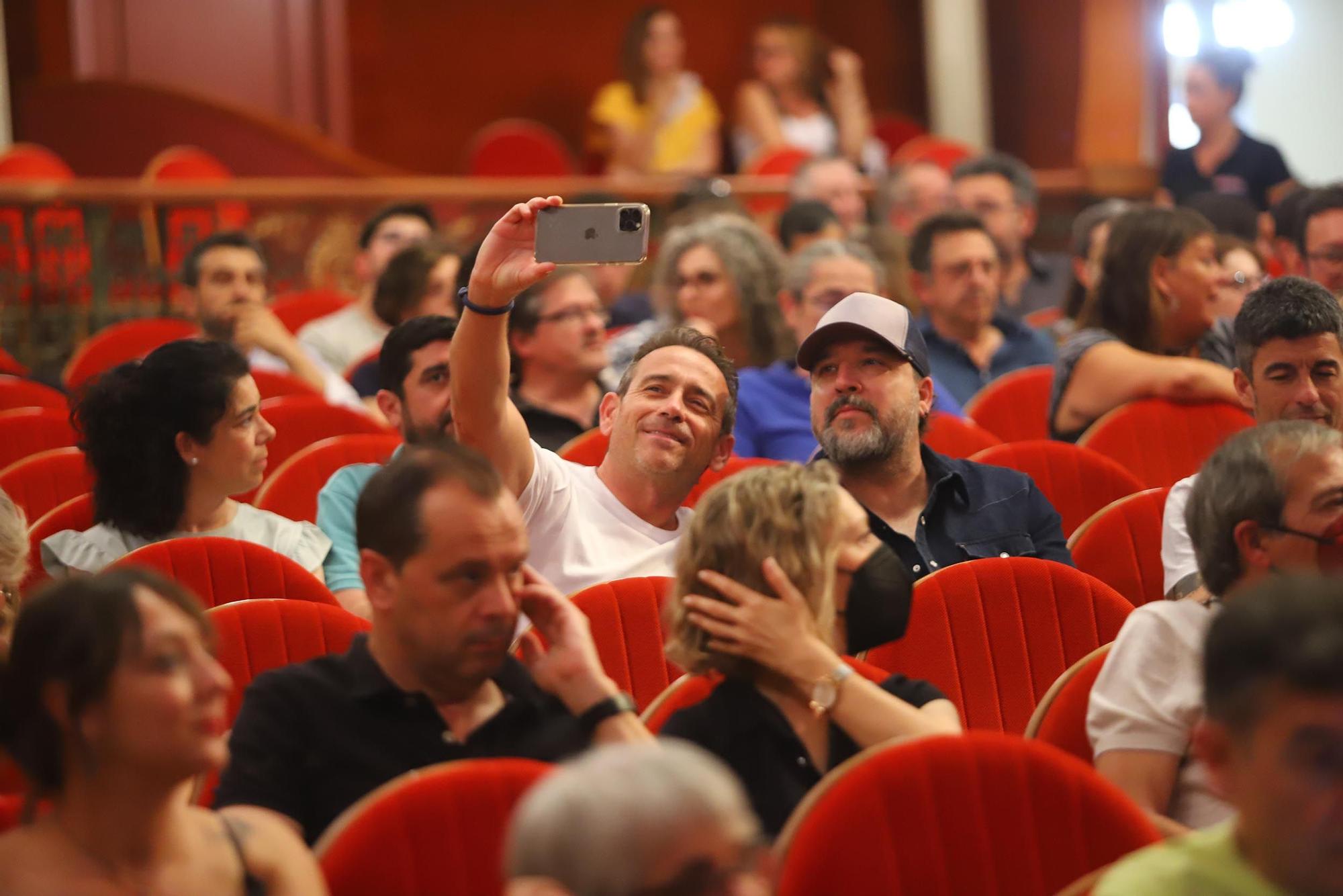 Coque Malla emplea acordes de nostalgia en el Gran Teatro de Córdoba