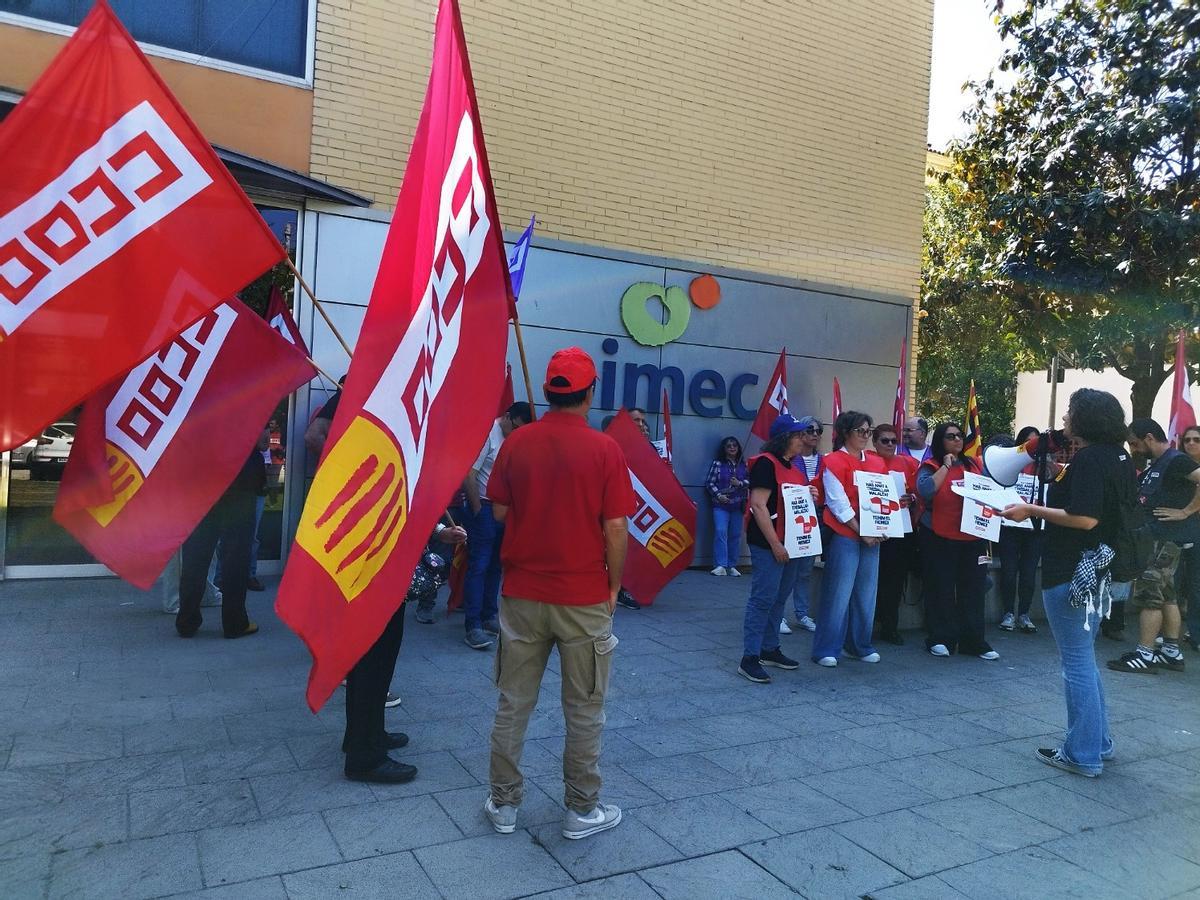 CCOO es concentra davant la seu de la patronal PIMEC a Girona.