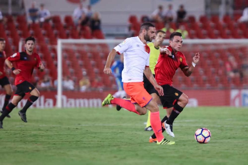 El Mallorca se abre en canal y entrega su trofeo