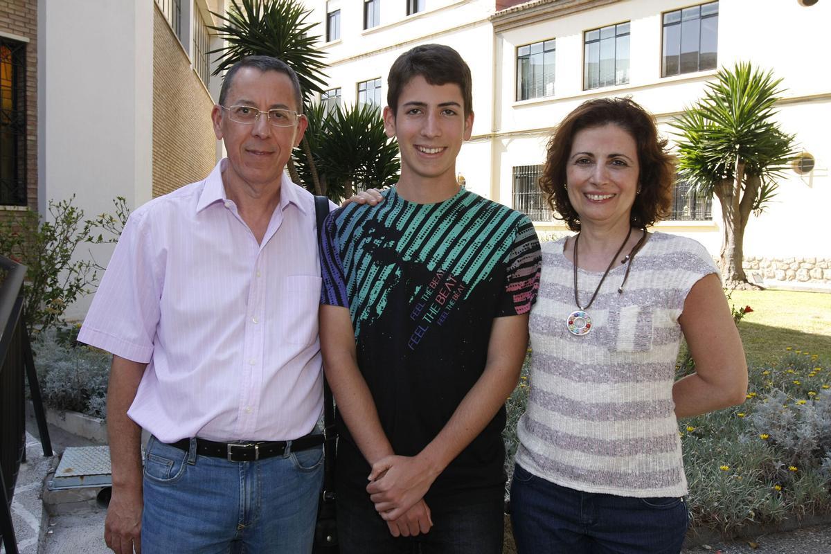 Jesús Saldaña, alumno de Gamarra, mejor nota de Selectividad de 2013, junto a sus padres