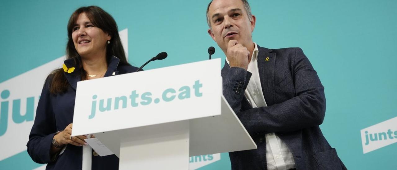 La líder de JxCat, Laura Borràs (i), y el secretario general del partido, Jordi Turull (d), ofrecen una rueda de prensa tras la votación de los militantes del partido, que han optado por salir del Govern y romper relaciones con ERC.