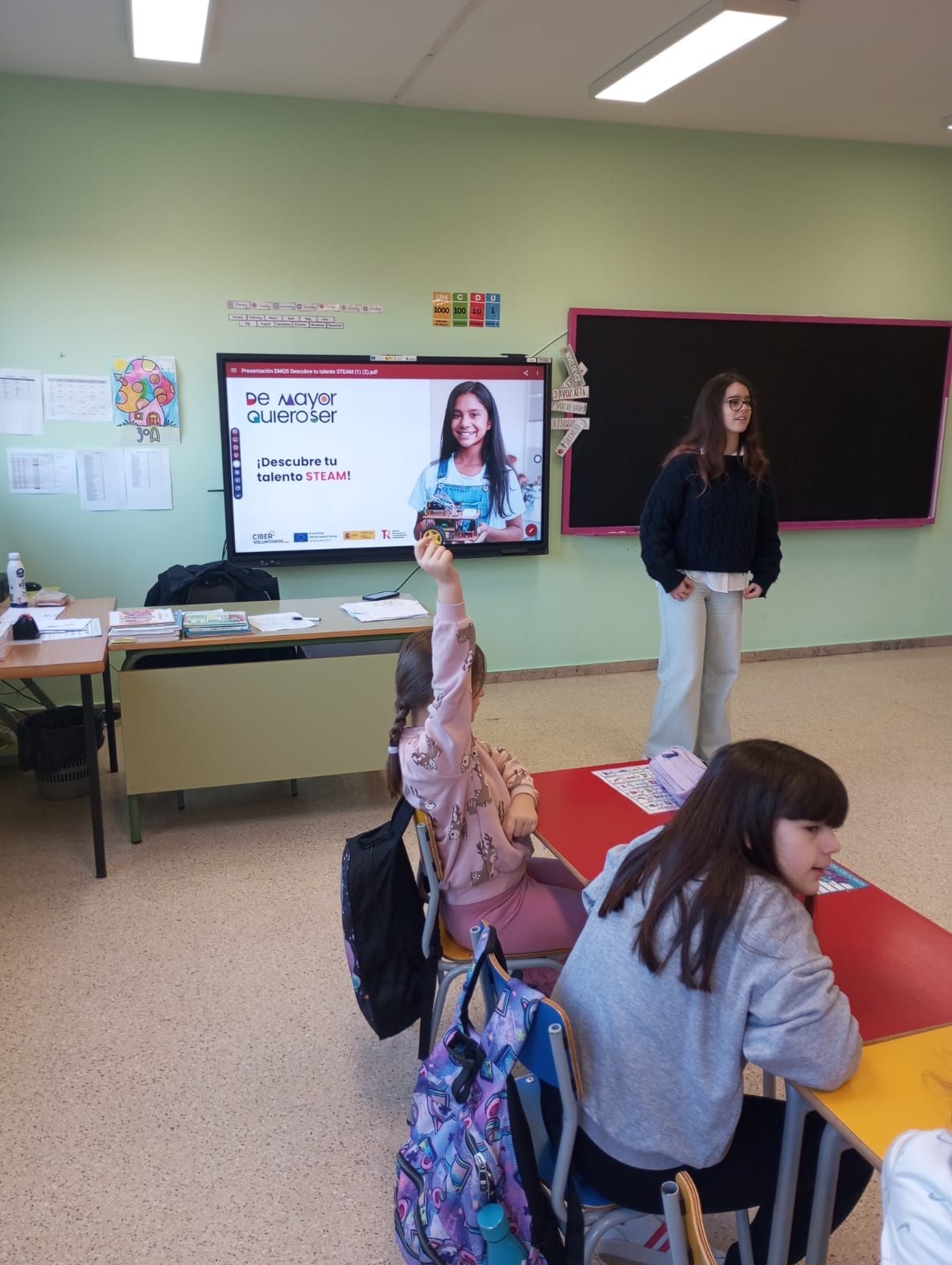 Los colegios de Gijón se tiñen de morado por el 8M (en imágenes)