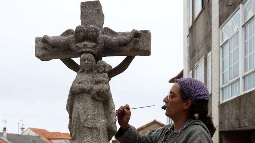 El cruceiro de Carril vuelve a la iglesia de Santiago Apóstol | NOÉ PARGA
