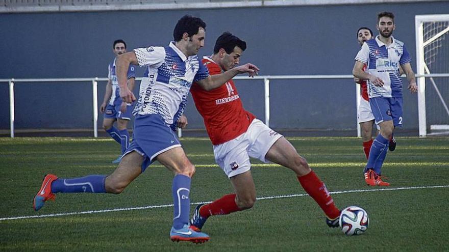 Manuti dispara a portería durante el partido de ayer ante el Portonovo. // Bernabé/Luismy