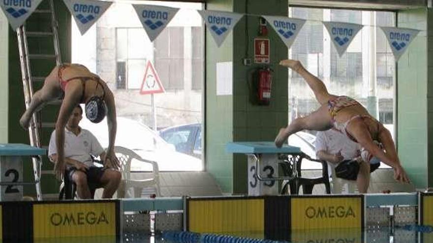 Dos nadadores se lanzan a la piscina Rosario Dueñas.