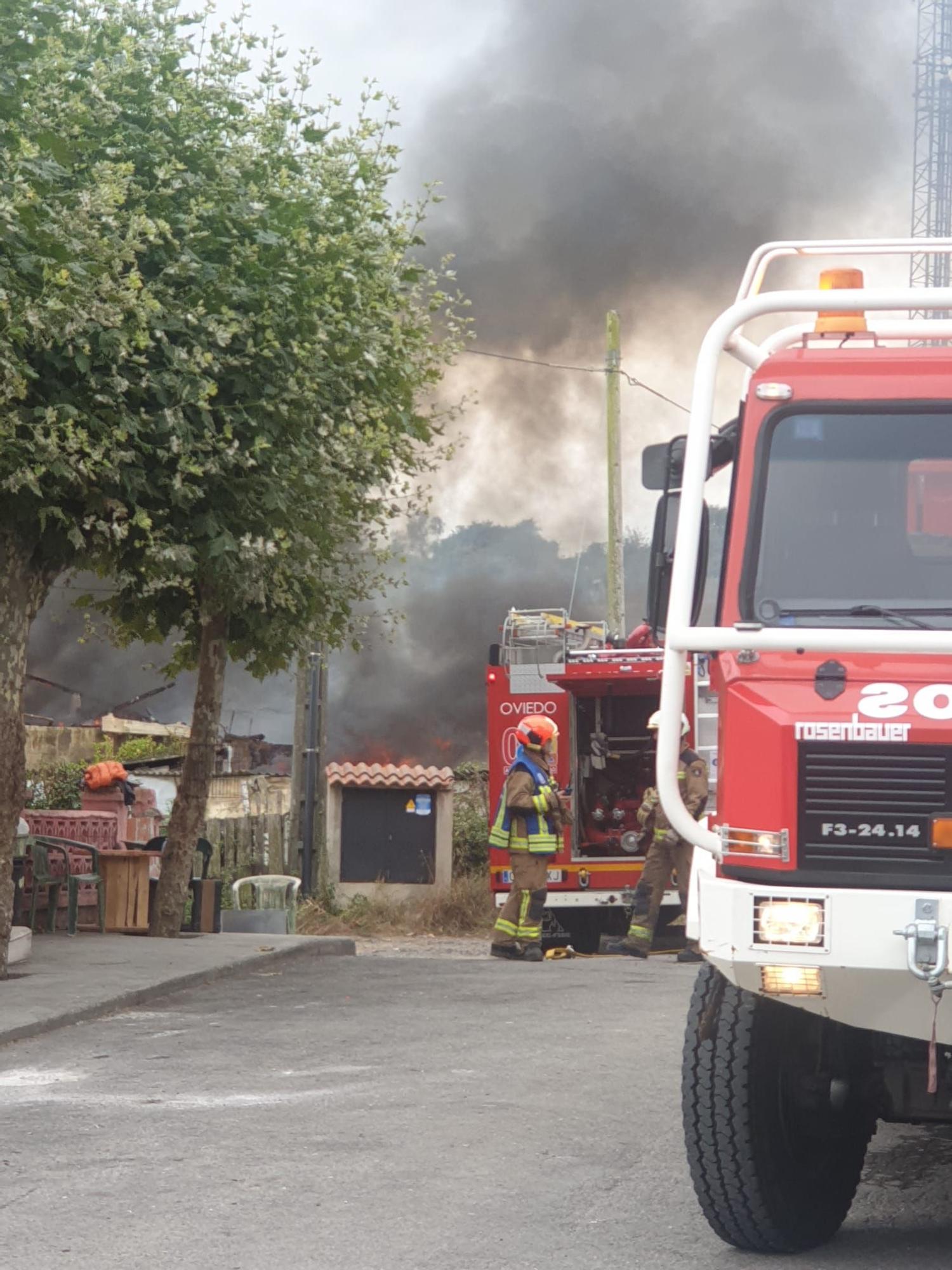 Aparatoso incendio en La Tenderina