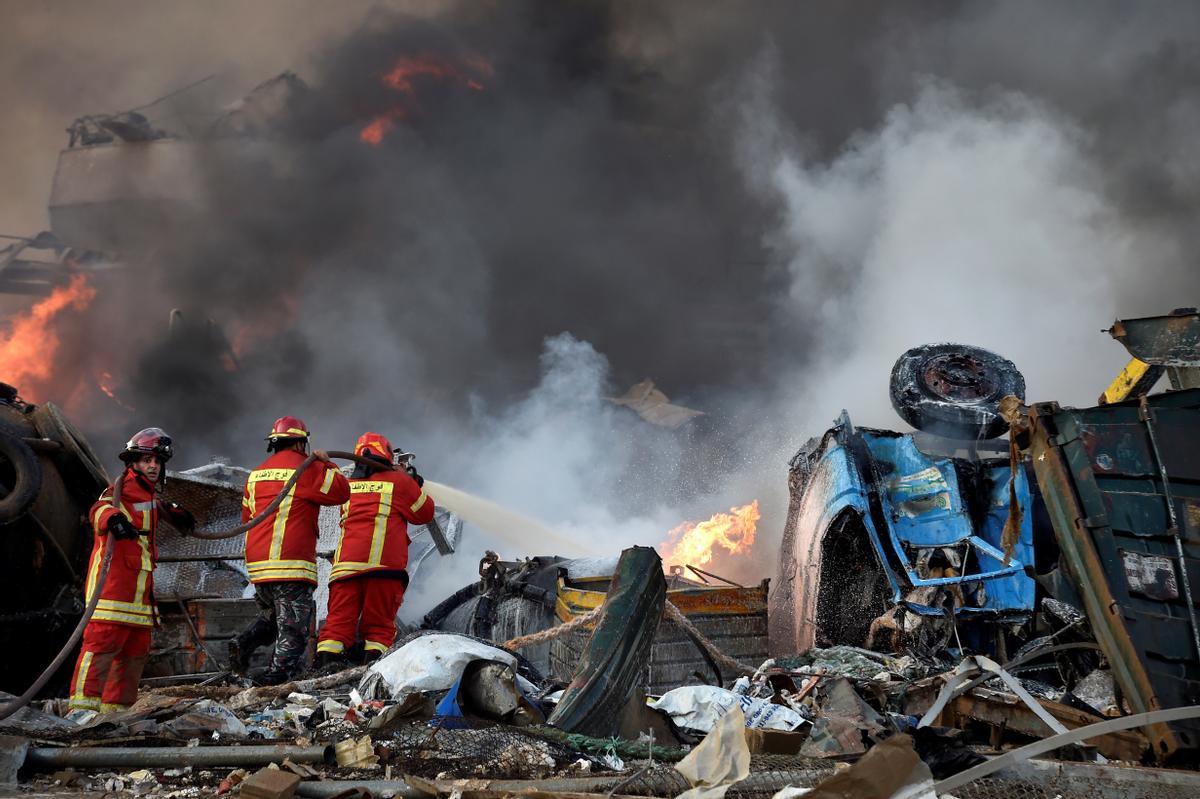 Los bomberos intentando luchar contra las llamas el 4 de agosto de 2020.