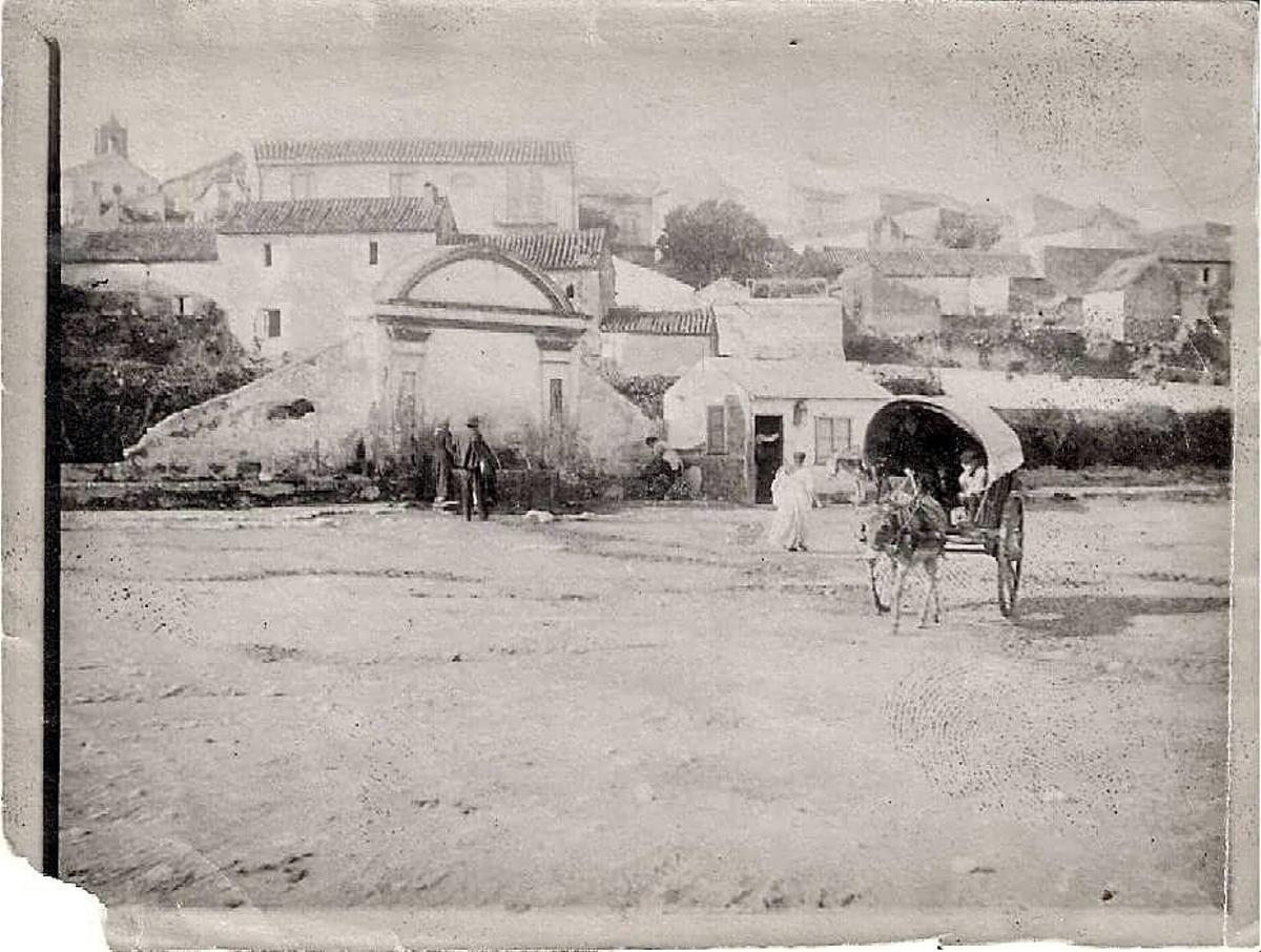 El bar ‘El Lele’ de Churriana, en sus primeros tiempos: una modesta casita junto a la fuente. La foto es de comienzos del XX.