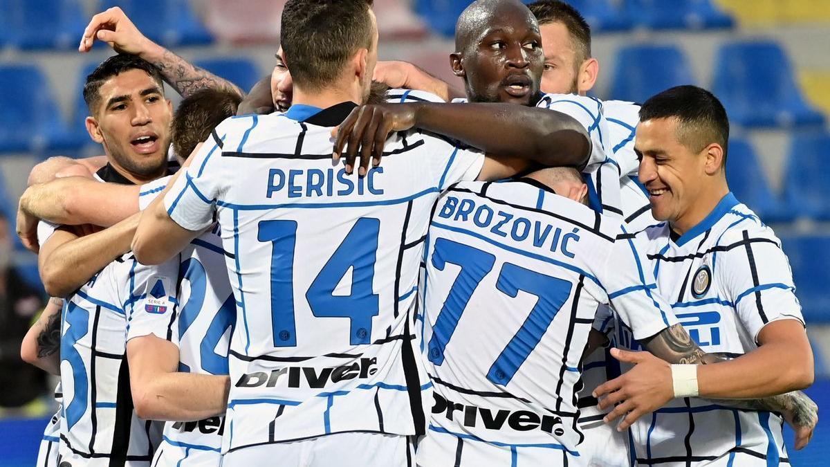 Los jugadores del Inter celebran su triunfo del sábado ante el Crotone. / AFP