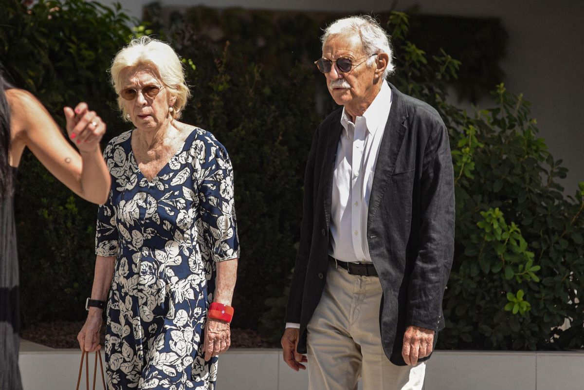 El escritor Eduardo Mendoza en el funeral del productor y excantante de La Trinca Toni Cruz.