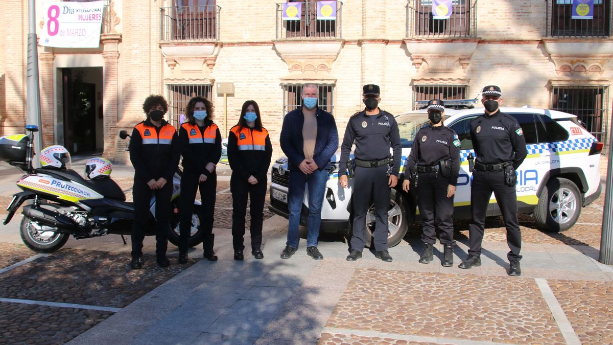Voluntarios de Protección Civil y policías locales, con el alcalde de La Carlota.