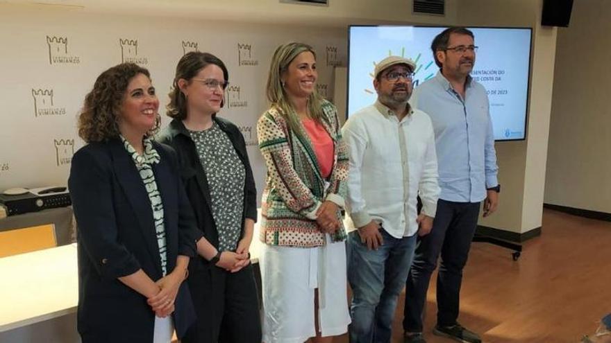 Mónica Rodríguez, en el centro, en la presentación en Vimianzo del sistema de calidad turística /Cmat