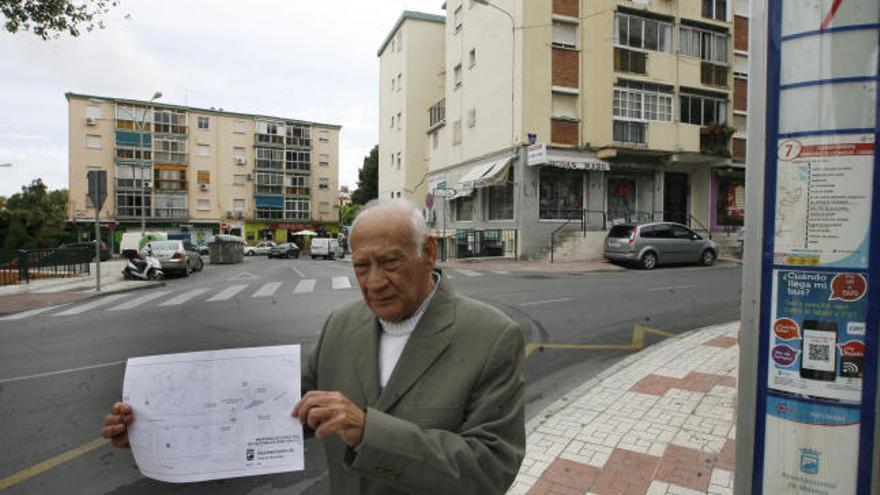 Joaquín González, presidente vecinal de Carlinda, con la propuesta de nuevo paso de cebra y unificación de dos parada de la línea 7.  f