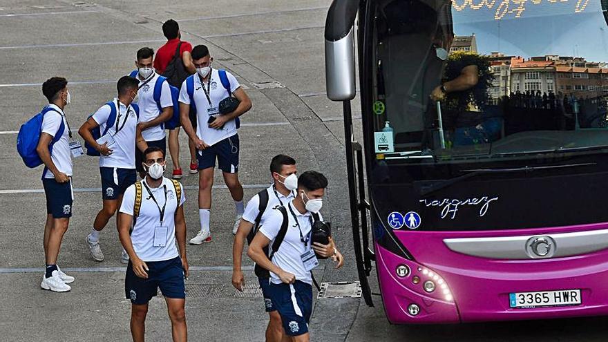 Los jugadores del Fuenlabrada, en A Coruña. |  // CARLOS PARDELLAS