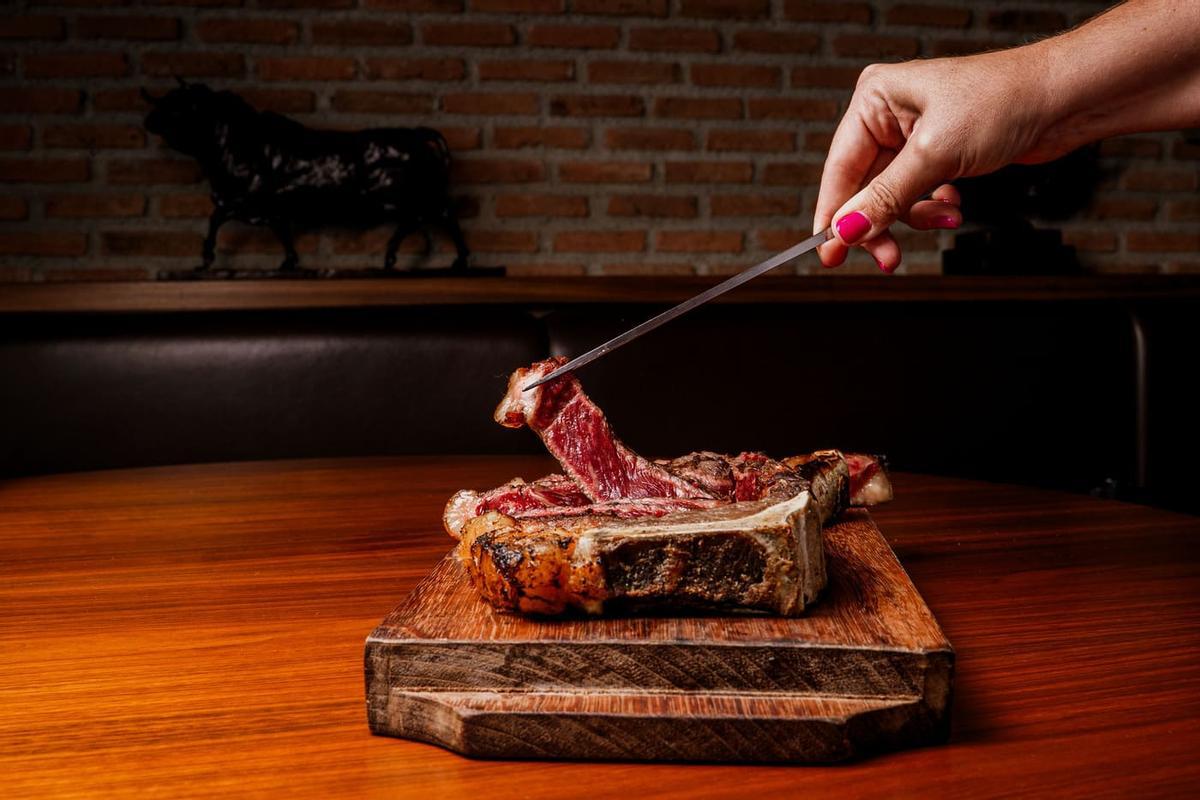 Corte de carne del restaurante Brunelli's.