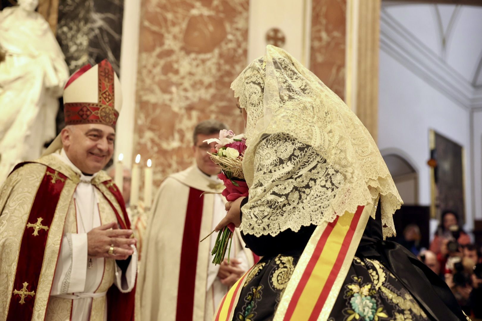 Laura Mengó y su corte coronan la ofrenda a la Virgen