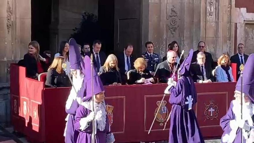 Caramelos, pulseras y hasta habas para la reina Sofía en la procesión de los Salzillos de Murcia: “¡Qué jóvenes y qué guapas son en persona!”