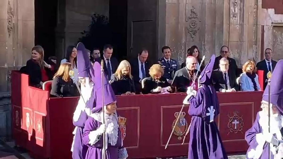 La reina Sofía disfruta de la procesión de los Salzillo desde el palco del Palacio episcopal