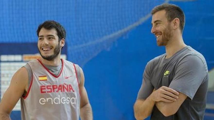 Claver, en la foto junto a Abrines, visitó a la selección.