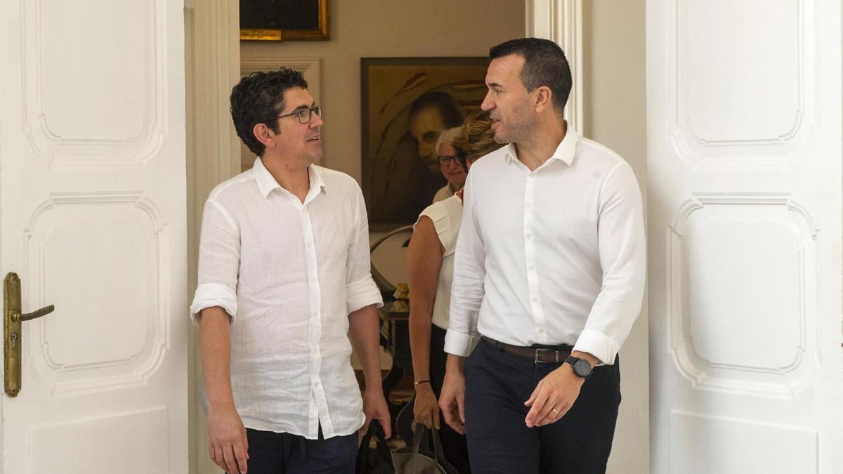 El alcalde de Fontanars, Julio Biosca, y el presidente de la Diputació, Vicent Mompó, tras la reunión.