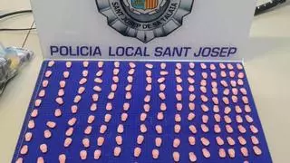 Esconde 175 pastillas de éxtasis en un arbusto al ver a la Policía Local en Cala de Bou