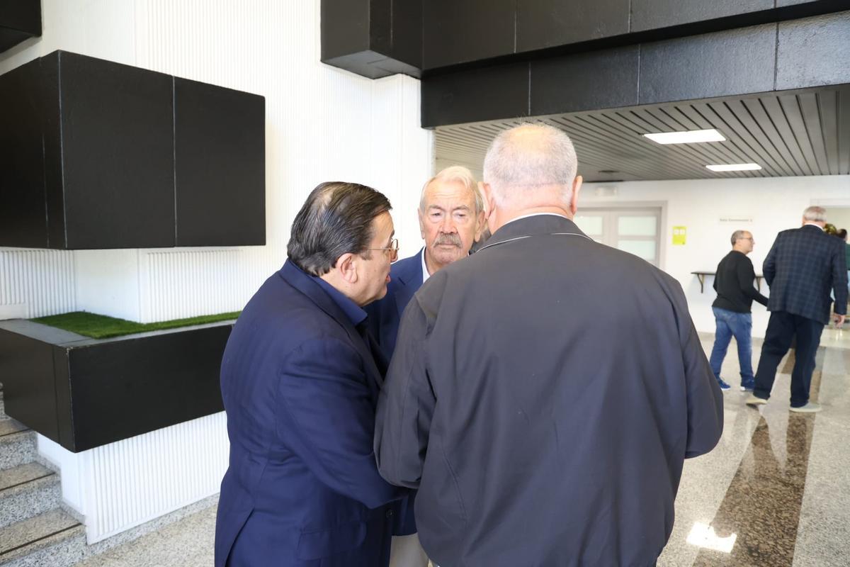 Antonio Arias y Armando Sala conversan en el tanatorio