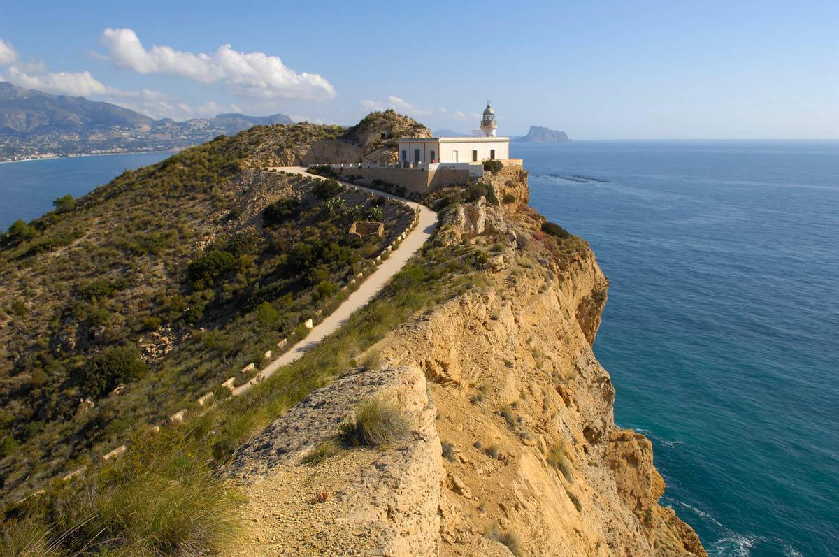 El Faro de El Albir guía con su luz los atardeceres mágicos en la Costa Blanca.