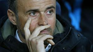 dmoreno33428067 barcelona s coach luis enrique looks on before dur160406114651