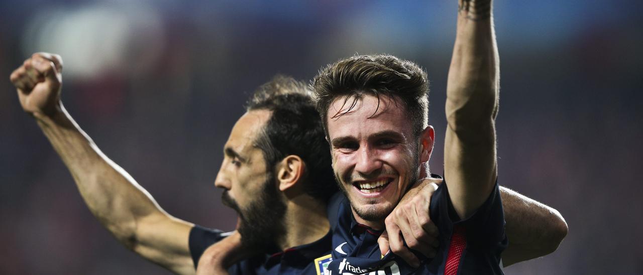 Saúl y Juanfran celebran un gol juntos durante su etapa en el Atlético