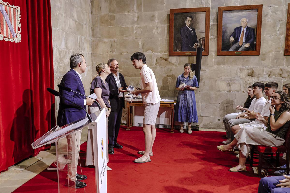 FOTOS | Prohens y Vera blindan la «cultura del esfuerzo» frente a una LOMLOE «fallida» al premiar a los mejores alumnos de la PBAU 2026