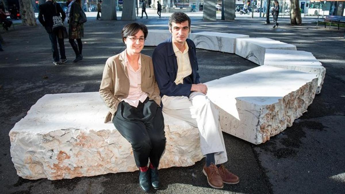 Giuliana Racco y Matteo Guidi, en Pla de Palau, junto a seis de las 12 partes en que se ha separado la piedra.