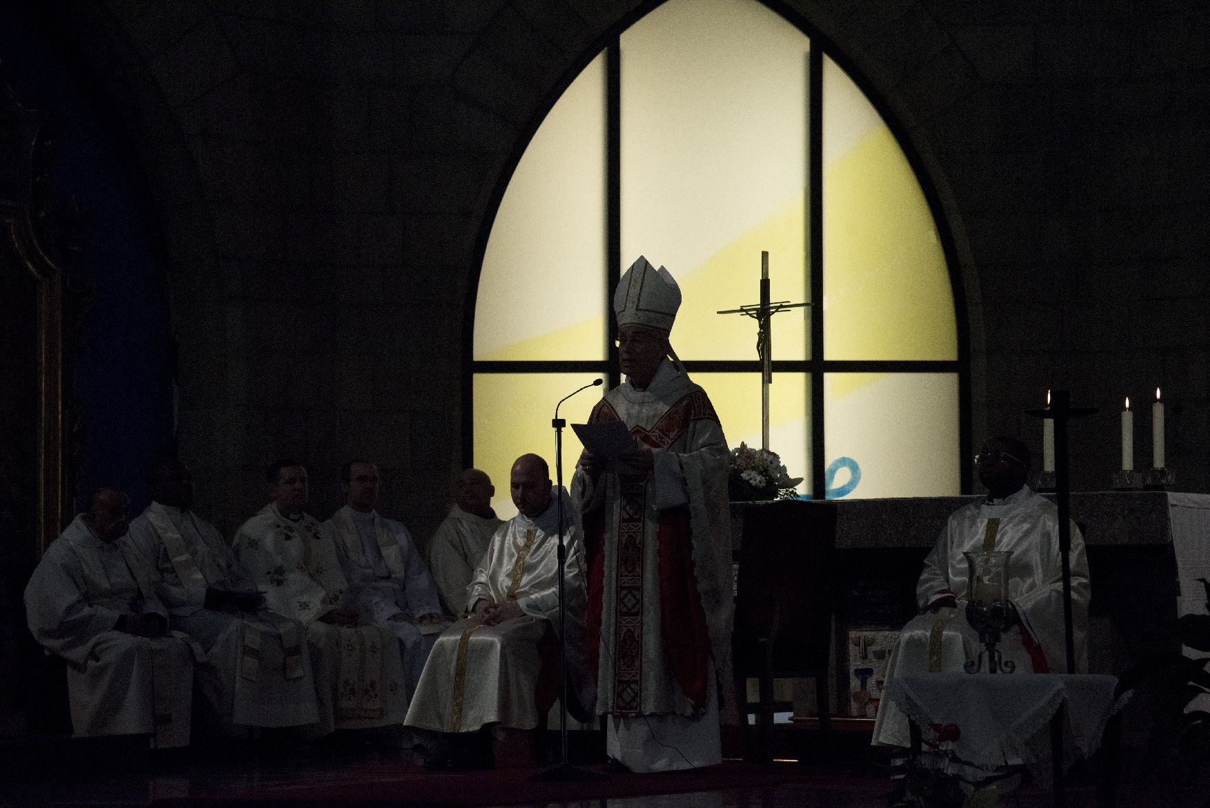 El bisbe defensa els oficis tradicionals a la missa de la Llum que ha omplert el Carme