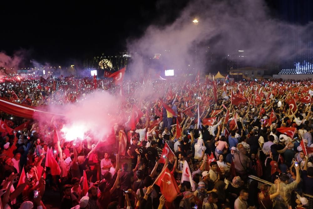 Multitudinaria marcha en Estambul en