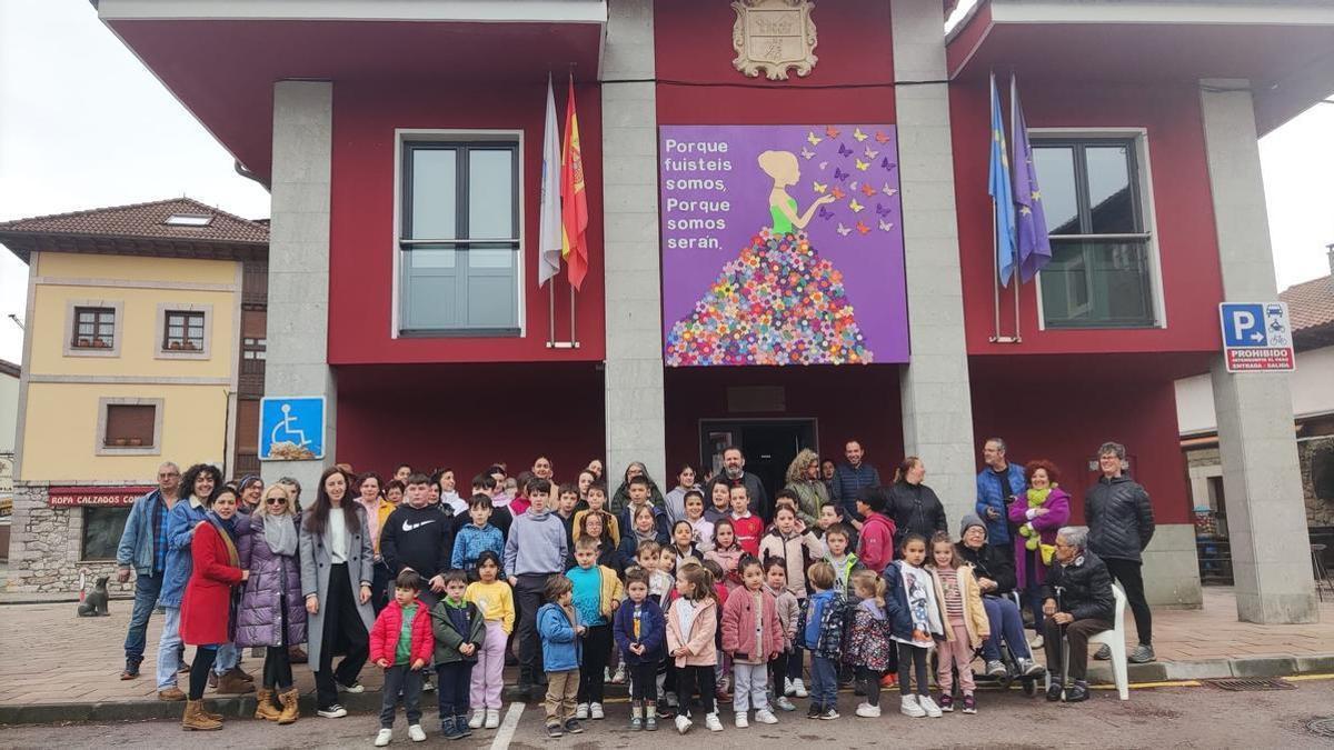 Concentración por el 8M ante en Ayuntamiento de Onís.