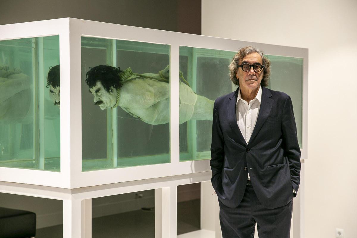 El empresario Tatxo Benet, ante ‘Shark’, de David Cerny, en el nuevo Museo del arte prohibido, que alberga su colección.