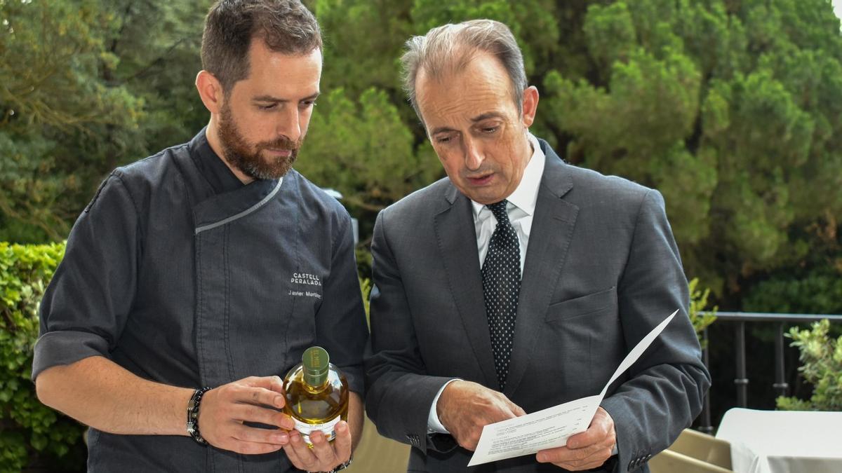 Javier Martínez, con Toni Gerez, jefe de sala de Castell Peralada Restaurant.