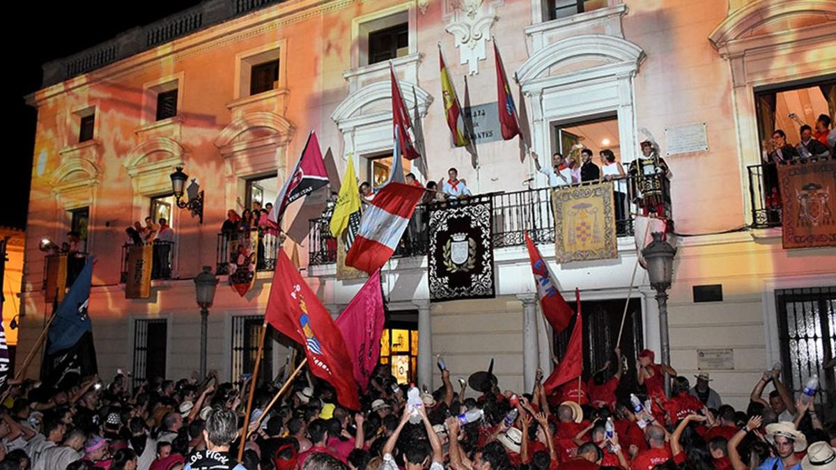 Reparto gratuito de cubrevasos anti sumisión en las Ferias y Fiestas de Alcalá de Henares: aquí se podrán recoger