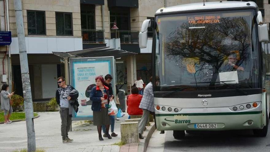 Pasajeros subiendo a un autobús en Pontevedra. // Rafa Vázquez