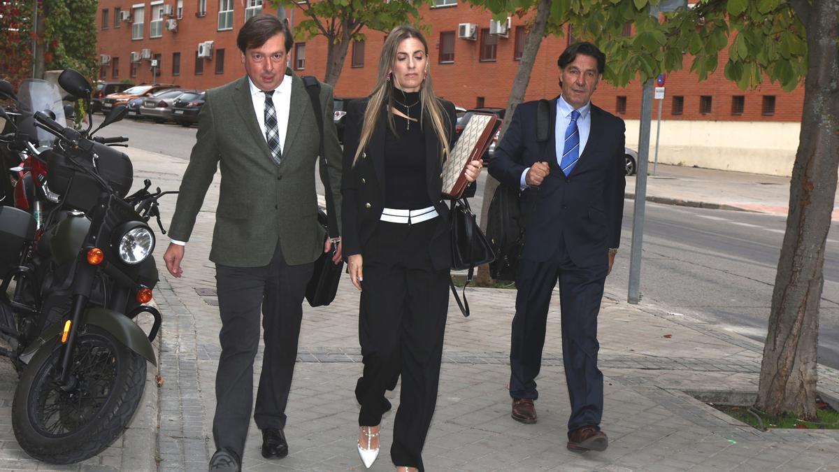 Arantxa Palomino (c) y el actor Luis Lorenzo (d) llegan a los juzgados de Arganda junto a su abogado, a 08 de noviembre de 2022, en Arganda del Rey (Madrid, España).