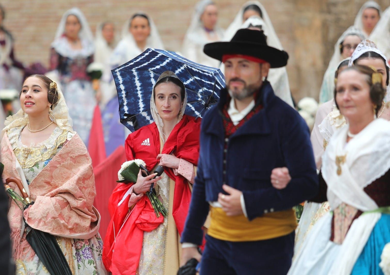 Desfile de chubasqueros y paraguas antes la Mare de Déu