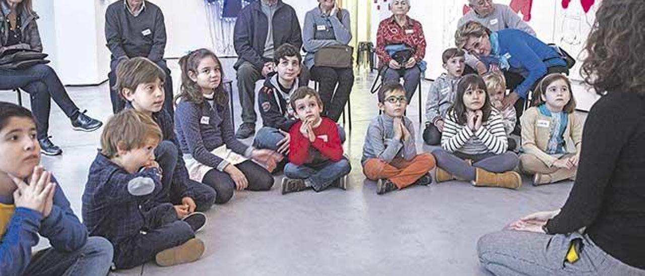 Mayores y pequeños se aproximan al arte de forma participativa, ayer en Es Baluard.