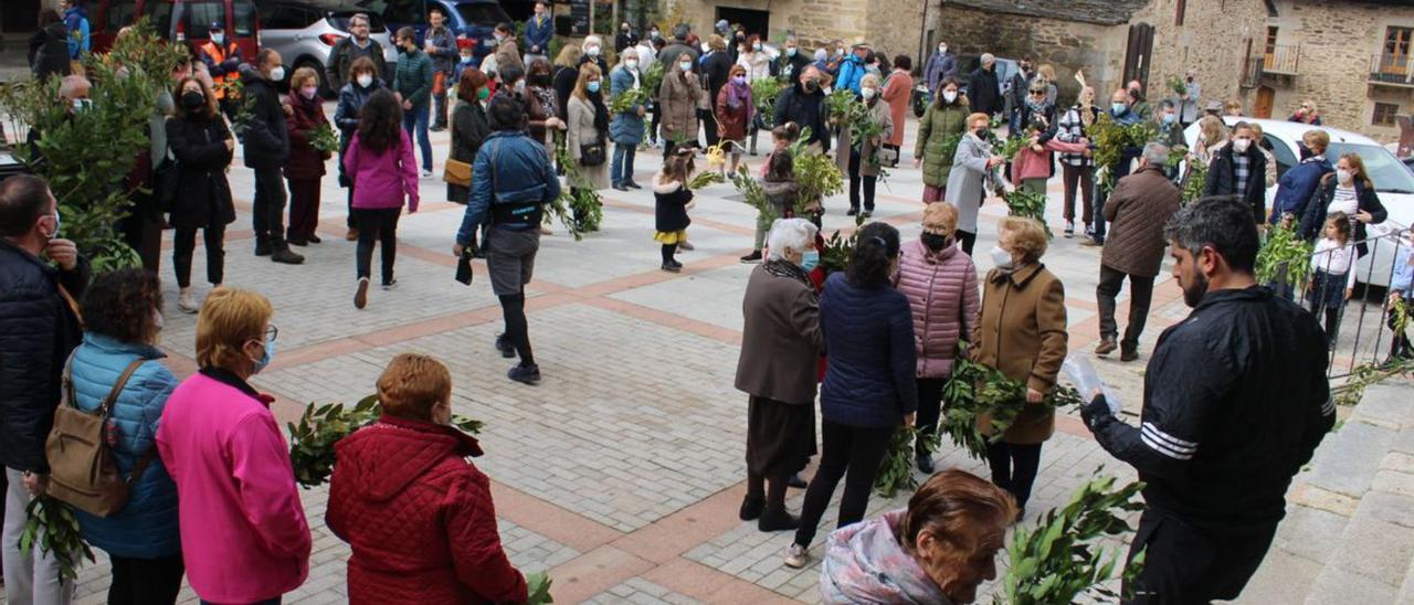 Los vecinos de Puebla con los ramos en la plaza. | Araceli Saavedra