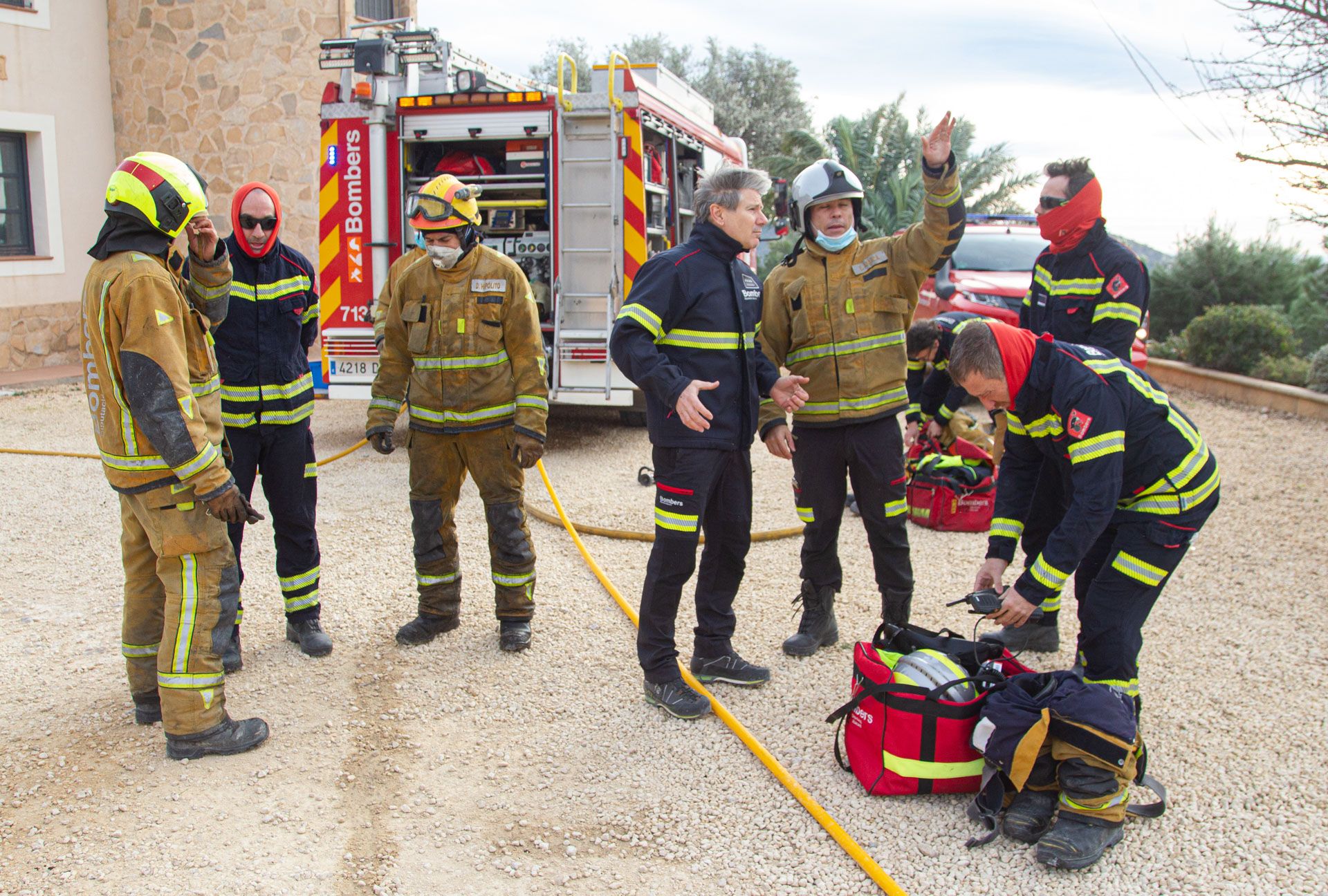 Decenas de vecinos desalojados por el incendio de Aigües