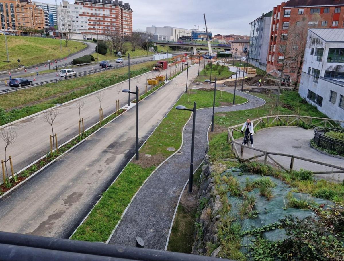 El tramo del parque lineal ya urbanizado junto al centro de salud de Ventanielles. | L. B. 